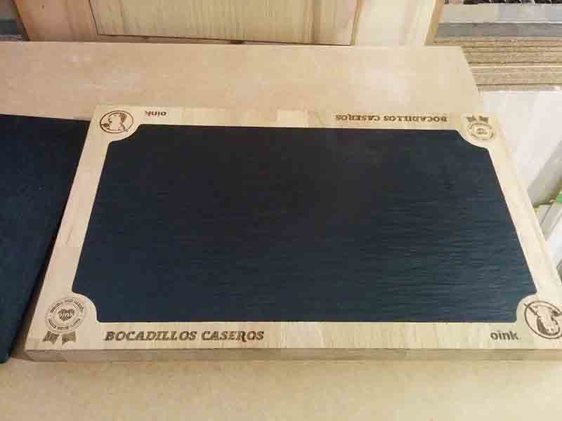 Bandeja personalizada de roble con una pieza de pizarra encastrada para Oink