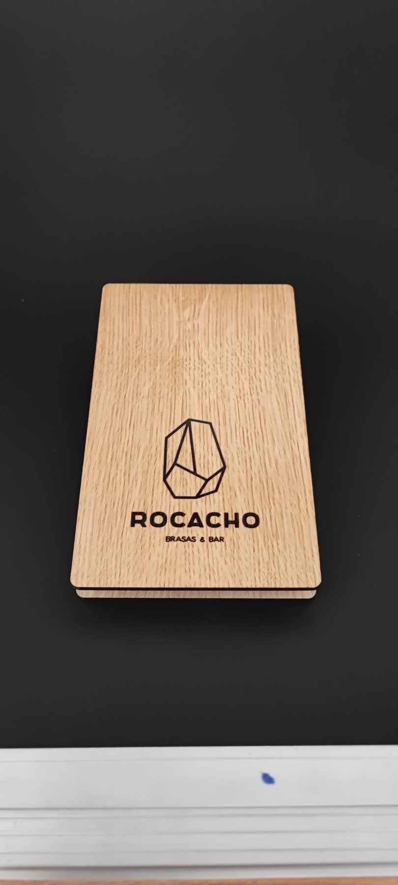 Caja de madera personalizada para presentar la cuenta en el restaurante Rocacho