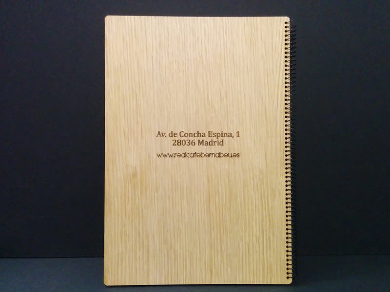 Contraportada de madera personalizada de una carta de restaurante en formato A4