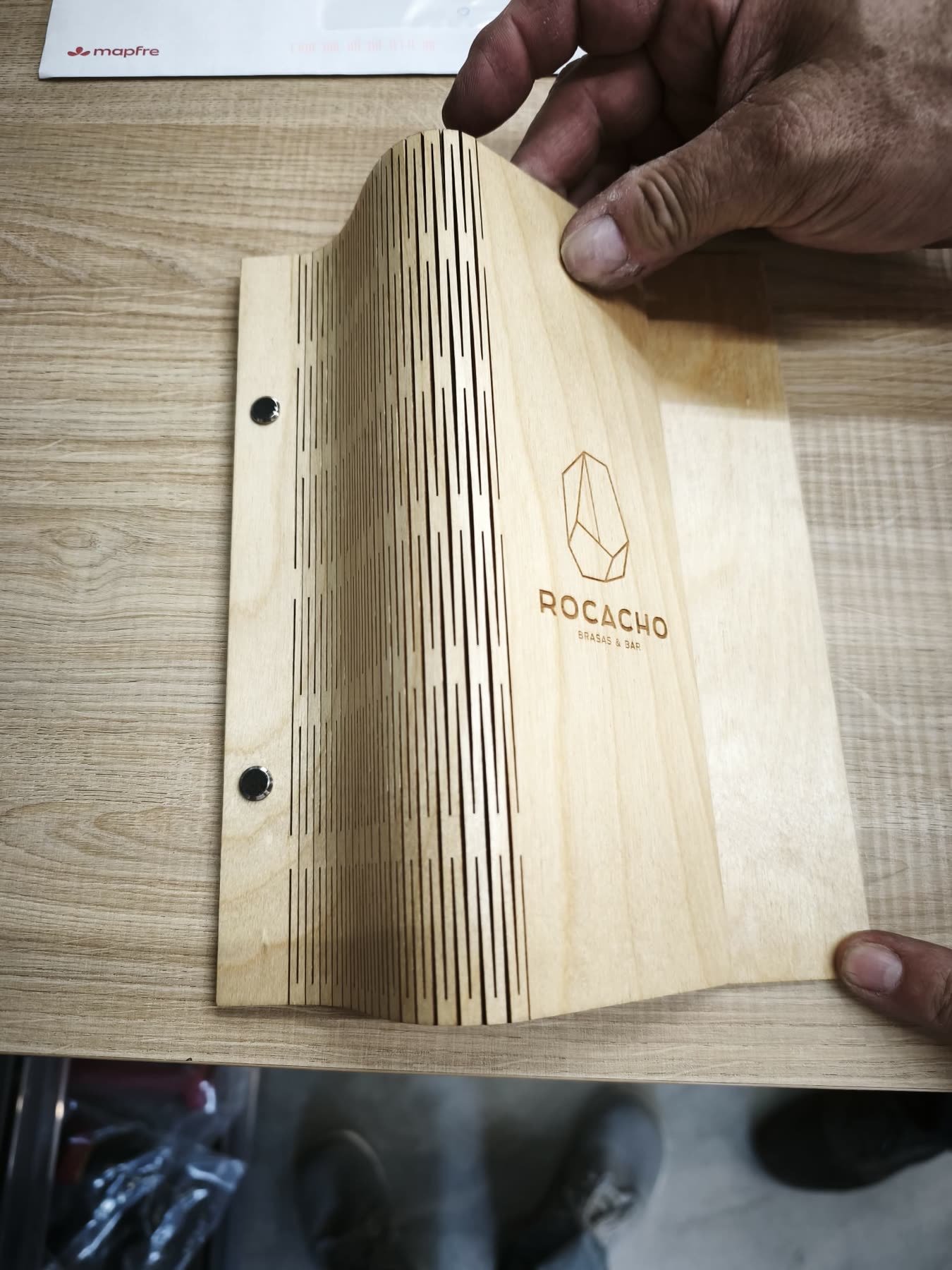 Carta de restaurante personalizada en madera de abedul flexible cortada con láser