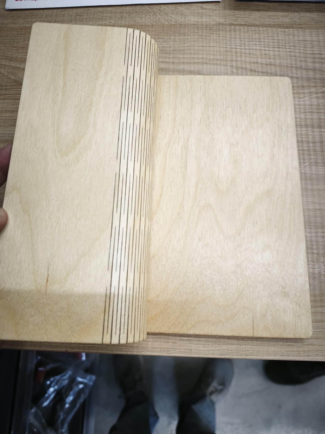 Detalle interior del patrón de corte láser que permite curvar la carta de madera