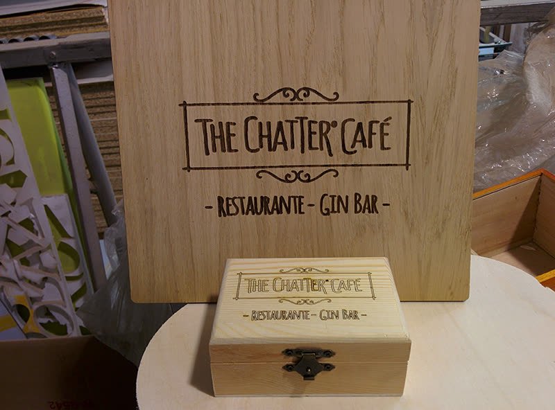 Conjunto de portamenú y caja de madera para presentar la cuenta en The Chatter Café