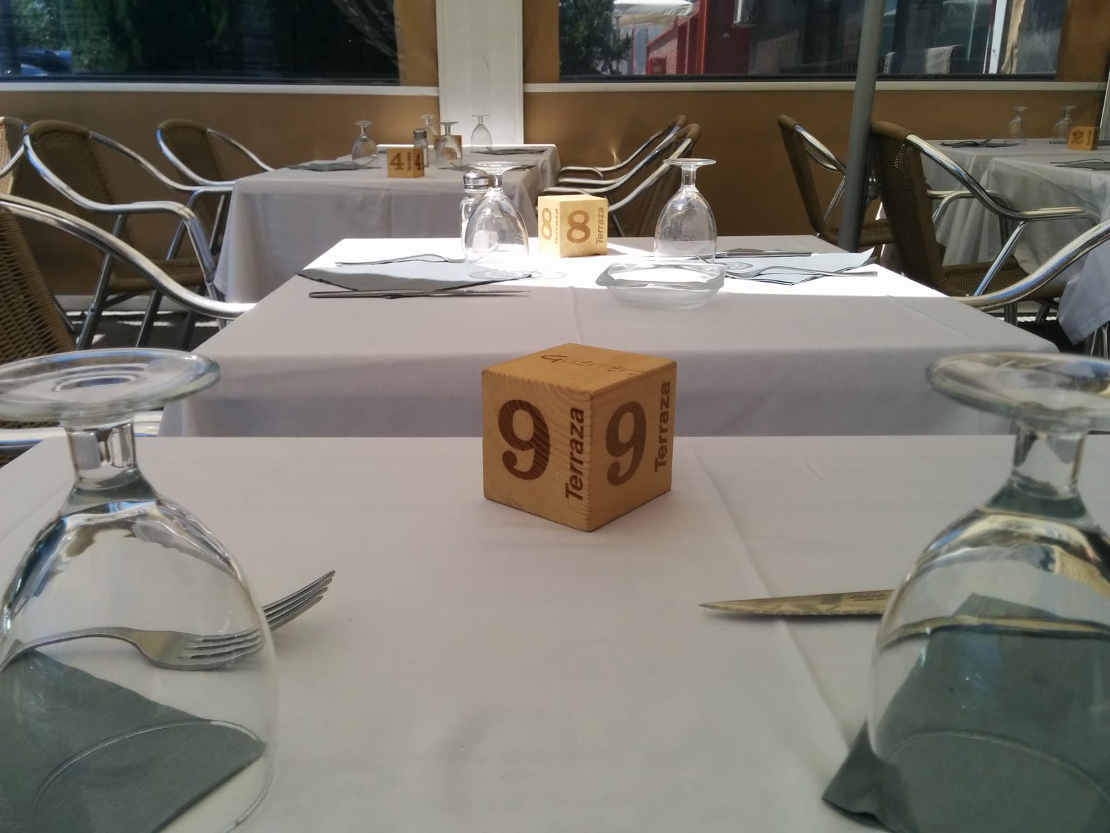 Cubo de madera personalizado con número para identificar una mesa de restaurante
