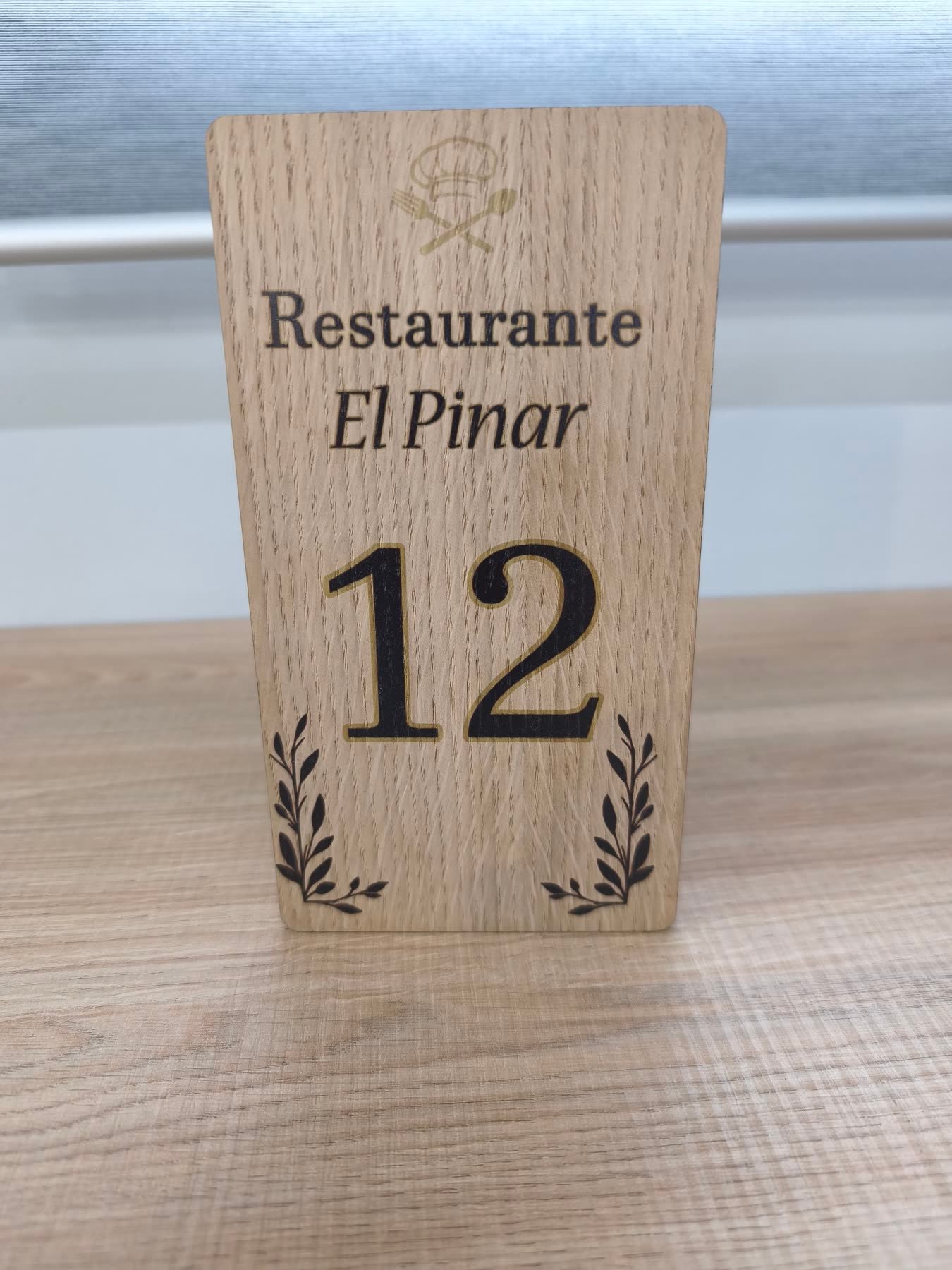Diseño de número de mesa personalizado en rechapado de roble con impresión UV