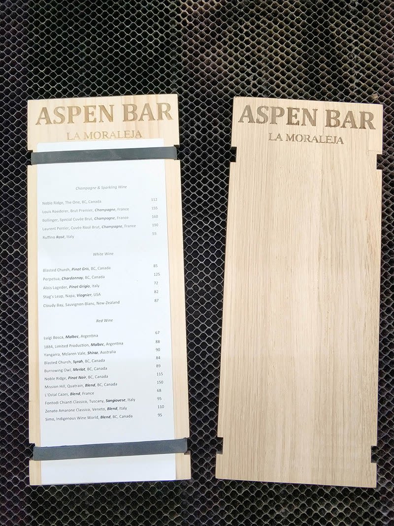 Portamenú de madera personalizado con gomas para sujetar la carta del restaurante