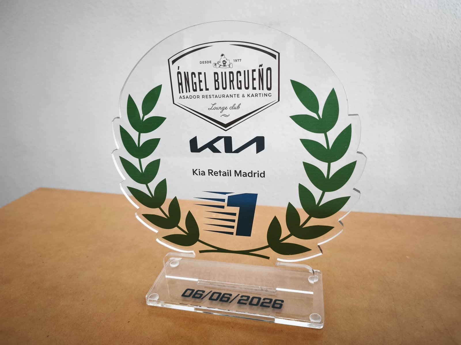 Trofeo corporativo personalizado con el logotipo de Kia Retail Madrid