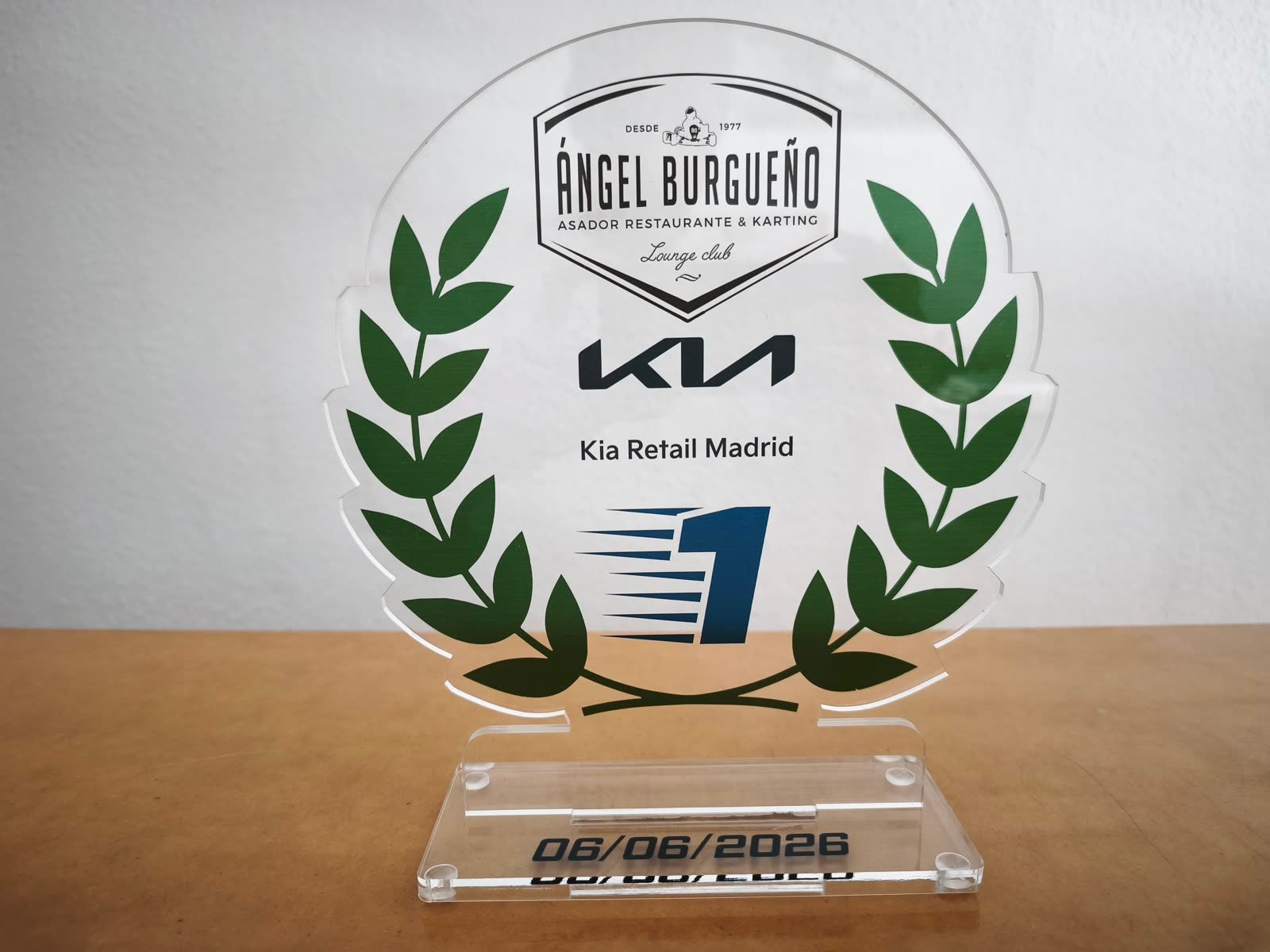 Detalle frontal de un trofeo personalizado para eventos deportivos de empresa