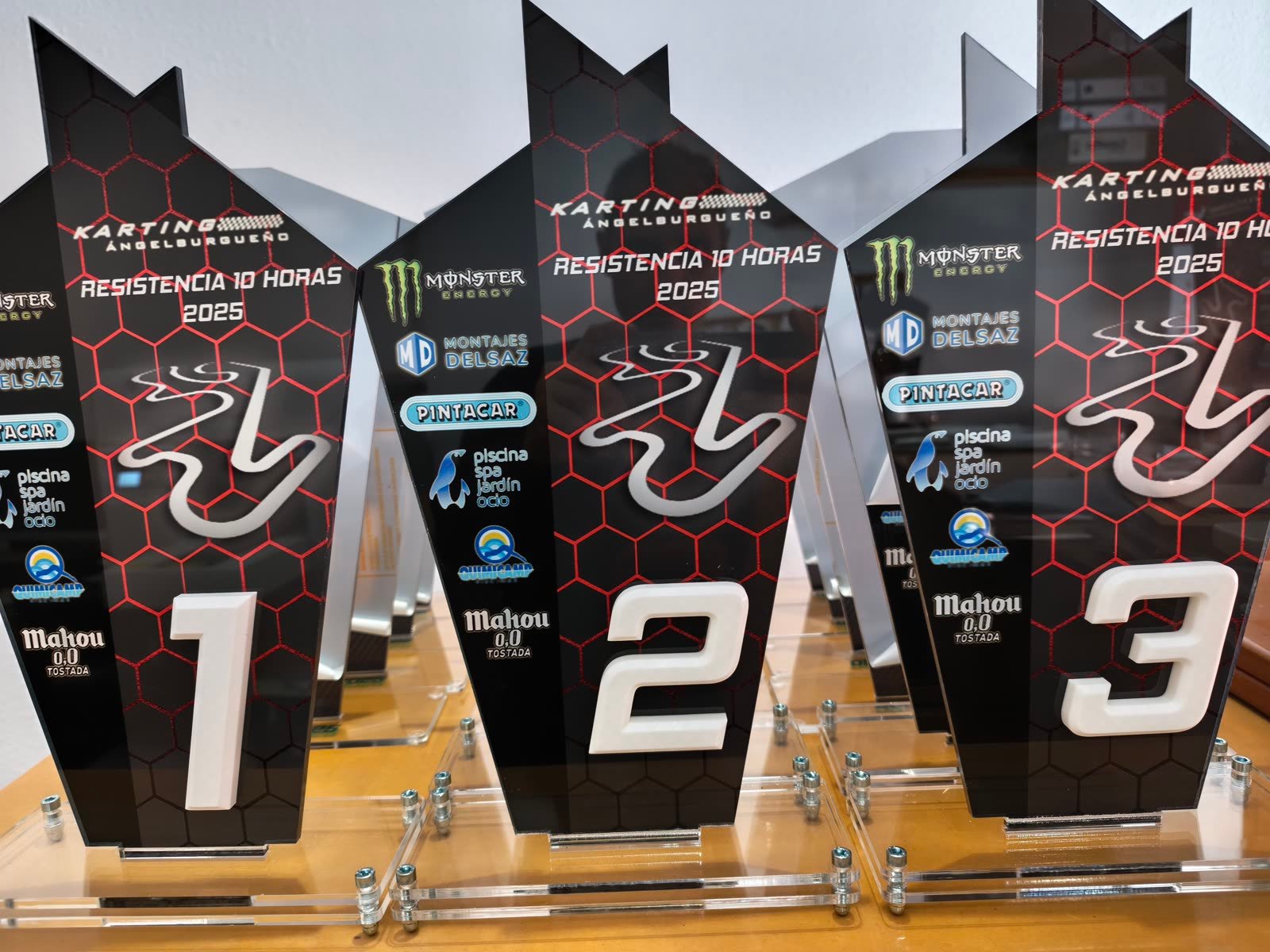 Detalle de los trofeos personalizados para los tres primeros clasificados de la resistencia de karting