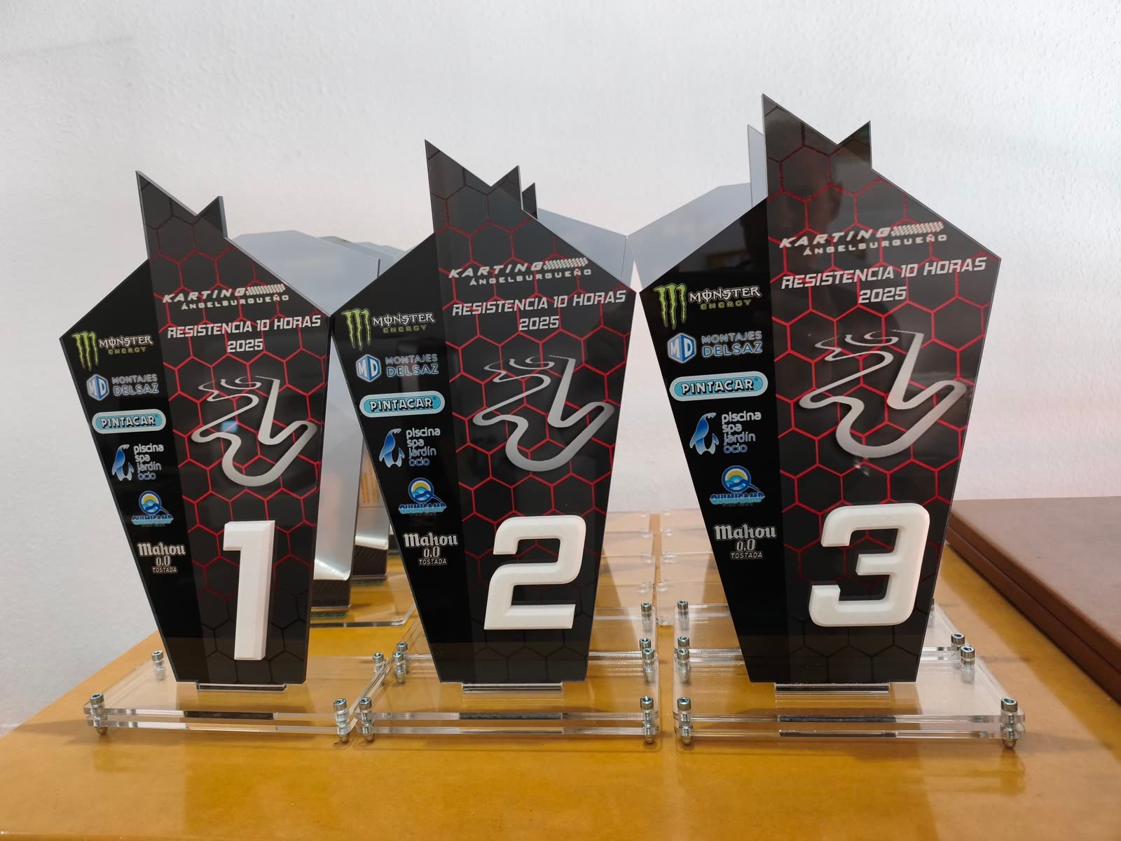 Conjunto de trofeos de primer, segundo y tercer puesto para el campeonato de karting
